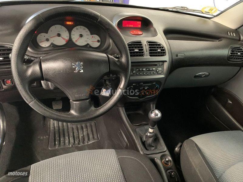 Peugeot 206 CC 1.6 de 2005 con 130.001 Km por 2.950 EUR. en Sevilla