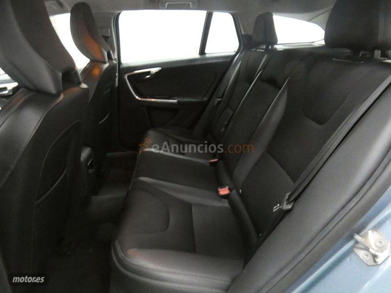 Volvo V 60 2.0 D2 Momentum de 2017 con 132.893 Km por 14.920 EUR. en Madrid