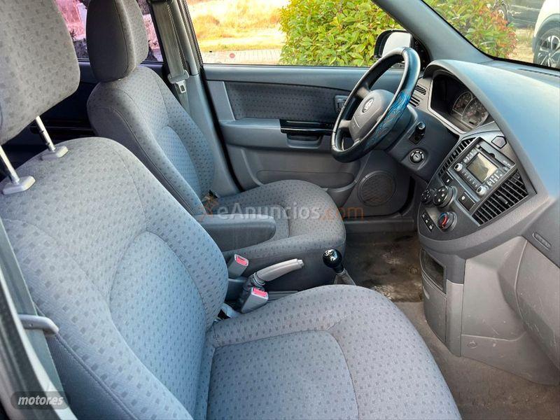 Kia Carens 2.0 CRDi LX de 2003 con 298.000 Km por 2.595 EUR. en Segovia