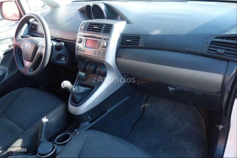 Toyota Verso 2.0 D4D Active 7pl. de 2010 con 410.000 Km por 3.990 EUR. en Valencia