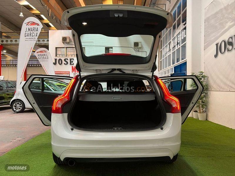 Volvo V 60 2.0 D3 Momentum Auto de 2017 con 190.000 Km por 16.990 EUR. en Sevilla