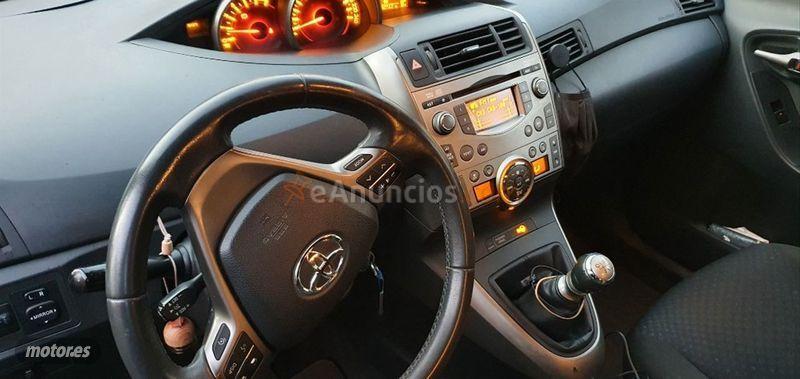 Toyota Verso 2.0 D4D Live 5pl. de 2010 con 290.000 Km por 6.350 EUR. en La Coruna