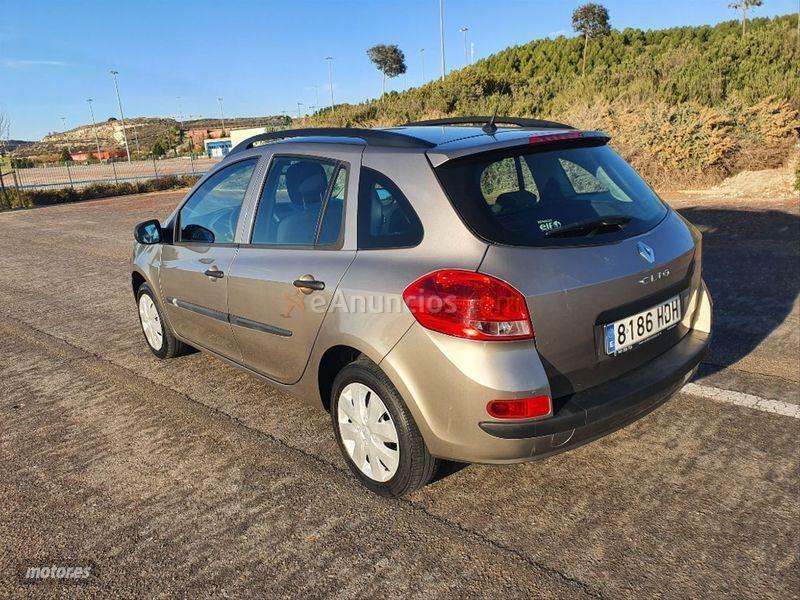 Renault Clio Grand Tour Business 1.2 16v 75 de 2011 con 82.000 Km por 4.600 EUR. en Madrid