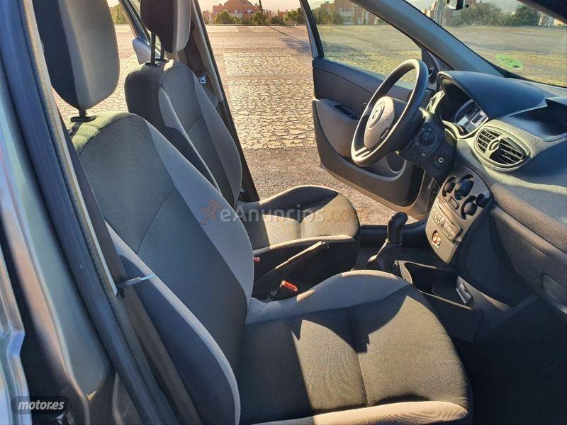 Renault Clio Grand Tour Business 1.2 16v 75 de 2011 con 82.000 Km por 4.600 EUR. en Madrid