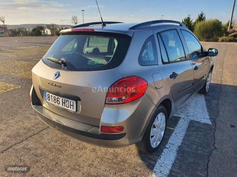 Renault Clio Grand Tour Business 1.2 16v 75 de 2011 con 82.000 Km por 4.600 EUR. en Madrid