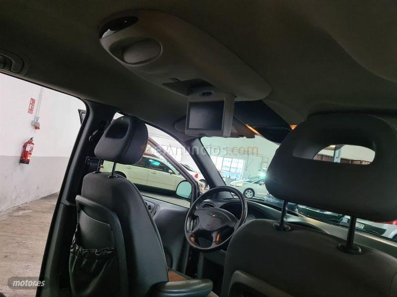 Chrysler Grand Voyager SE 2.4 Warner Bros de 2004 con 239.000 Km por 3.400 EUR. en Salamanca