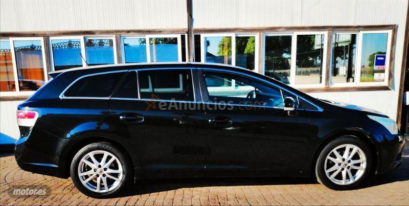 Toyota Avensis 120D Comfort Cross Sport de 2012 con 120.000 Km por 9.600 EUR. en Sevilla
