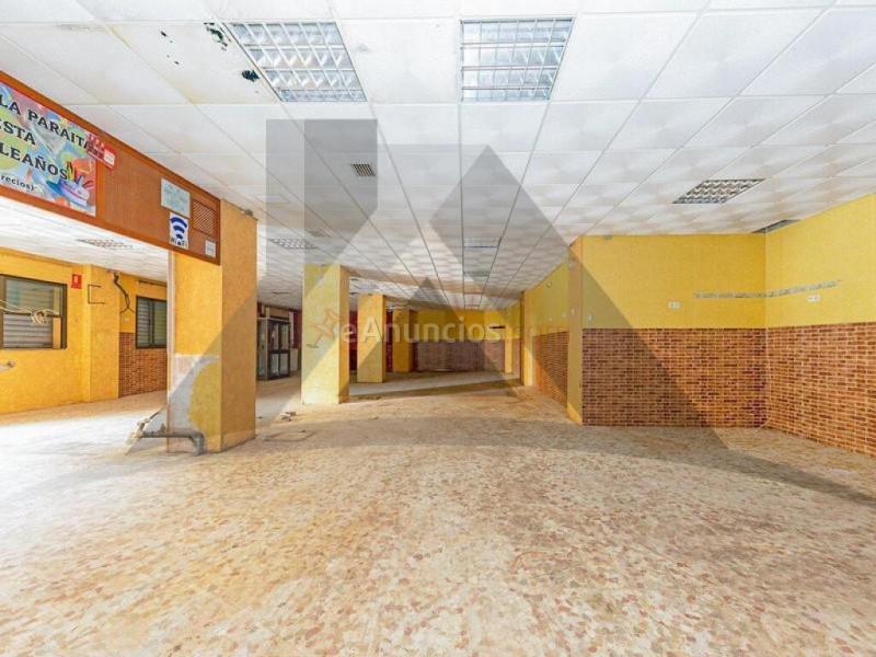 Gran local de esquina de 238 m2, con 3 accesos desde dos calles,