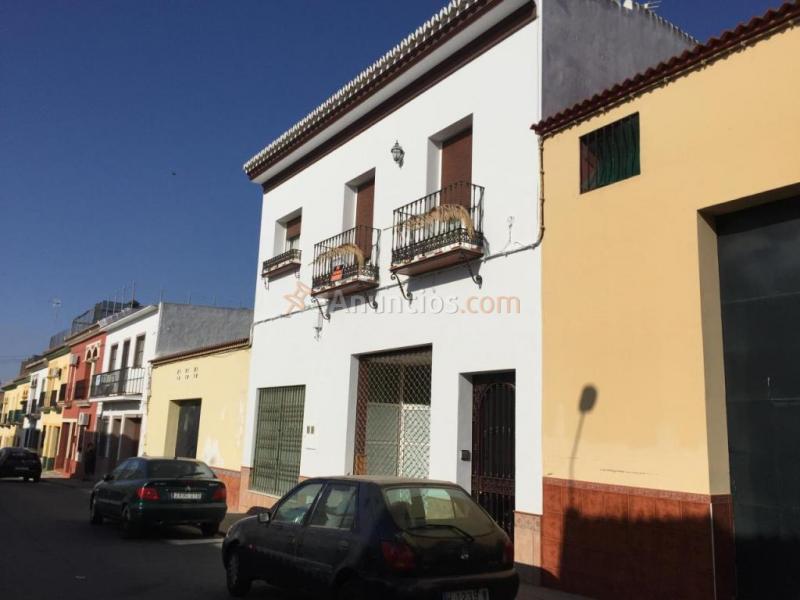 Nave industrial distribuida en dos plantas, una destinada a almacén y la otra a vivienda