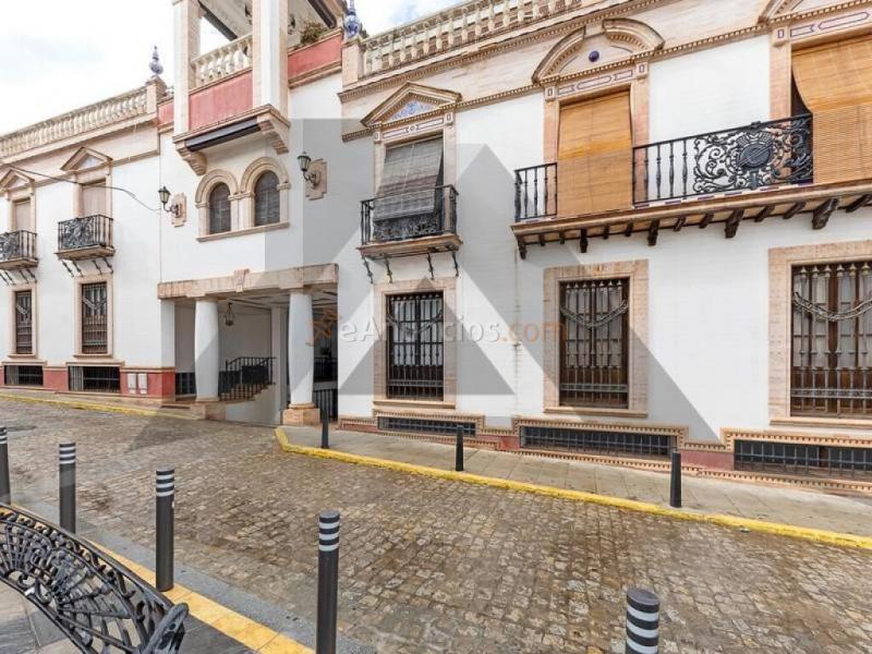 Local comercial diáfano y en bruto, en planta semisótano edificio residencial,  Bien situado en zona céntrica de la localidad