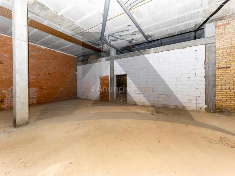Local comercial diáfano y en bruto, en planta semisótano edificio residencial,  Bien situado en zona céntrica de la localidad