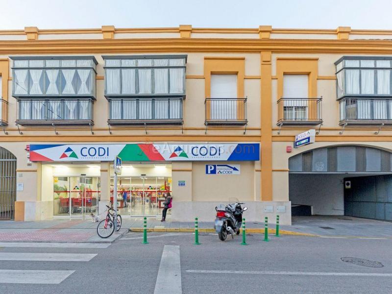 Local comercial situado en la primera planta de un edificio principalmente residencial.