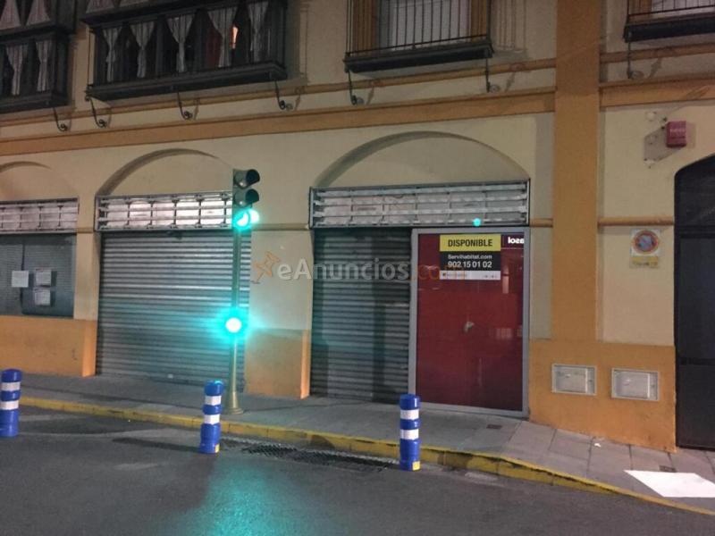 Local comercial situado en la primera planta de un edificio principalmente residencial.