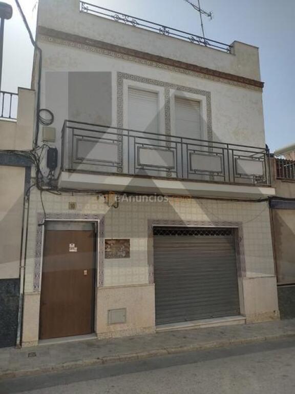 Casa de pueblo de dos plantas con amplia terraza privada y garaje cerrado.