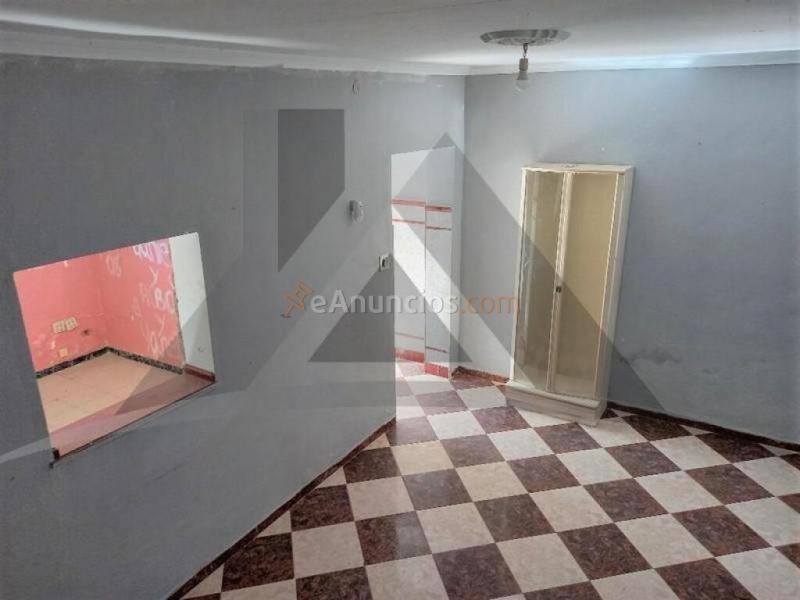 Casa de pueblo de dos plantas con amplia terraza privada y garaje cerrado.