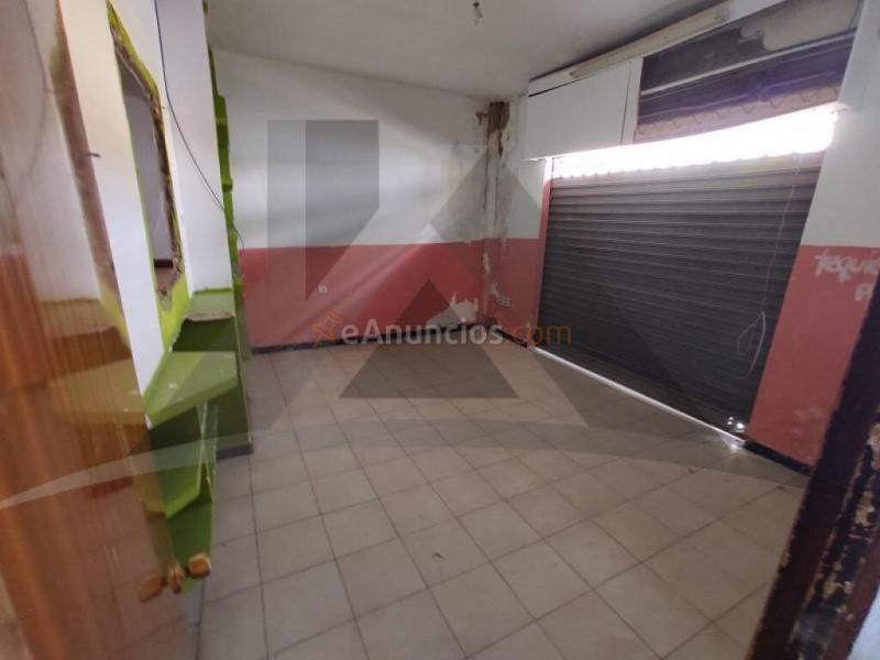 Casa de pueblo de dos plantas con amplia terraza privada y garaje cerrado.