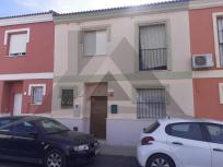 CASA ADOSADA.  **PRECIO NEGOCIABLE**