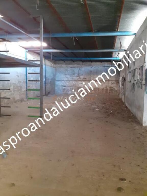 Nave con salida a dos calles con una superficie de 1388,82 m2