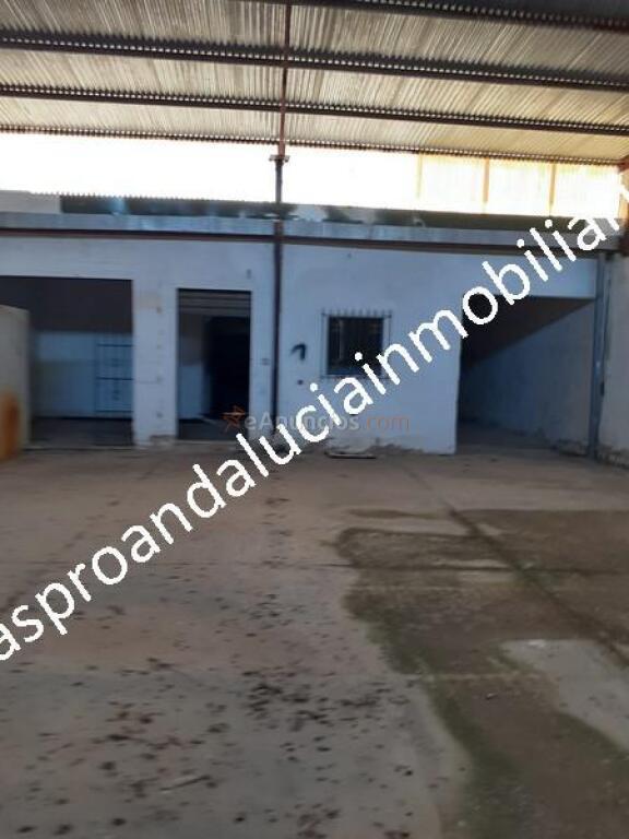 Nave con salida a dos calles con una superficie de 1388,82 m2