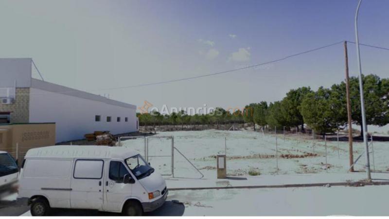 Solar de 1400 m2, uso industrial,