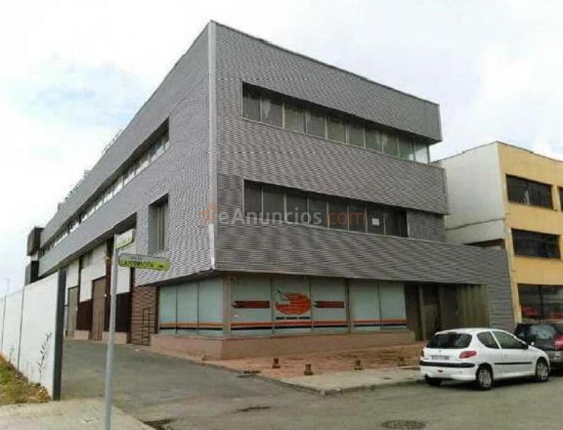 Oficina situada en la primera planta de un edificio. dispone de una plaza de parking y ascensor.