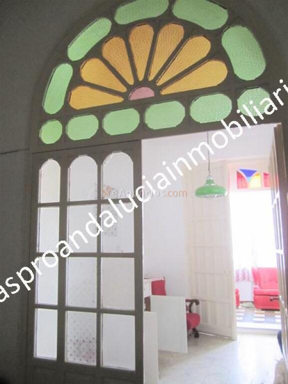 GRAN CASA CÉNTRICA 2 PLANTAS 294 M2.