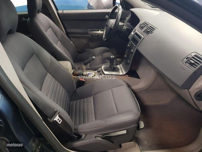 Volvo V 50 2.0D Kinetic de 2006 con 202.000 Km por 4.500 EUR. en Valladolid