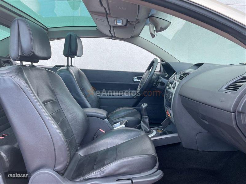 Renault Megane COUPECABR. CONFORT DYNAMIQUE 1.6 16v de 2005 con 190.000 Km por 3.850 EUR. en Barcelona