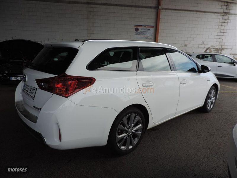 Toyota Auris Hybrid Active Touring Sports de 2015 con 155.000 Km por 7.500 EUR. en Badajoz