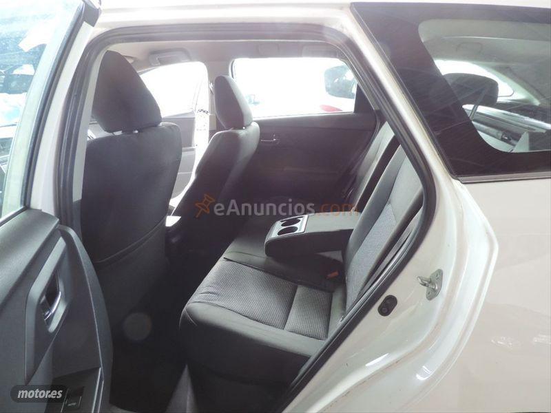 Toyota Auris Hybrid Active Touring Sports de 2015 con 155.000 Km por 7.500 EUR. en Badajoz