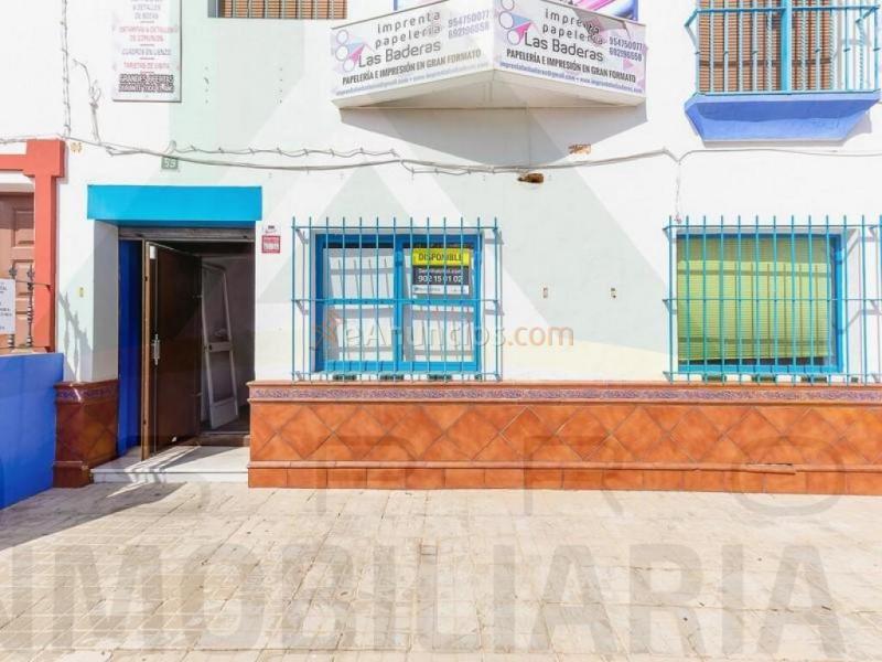 local comercial de dos plantas, posibilidad de solicitar cambio uso a residencial, y poder reformarlo para vivienda